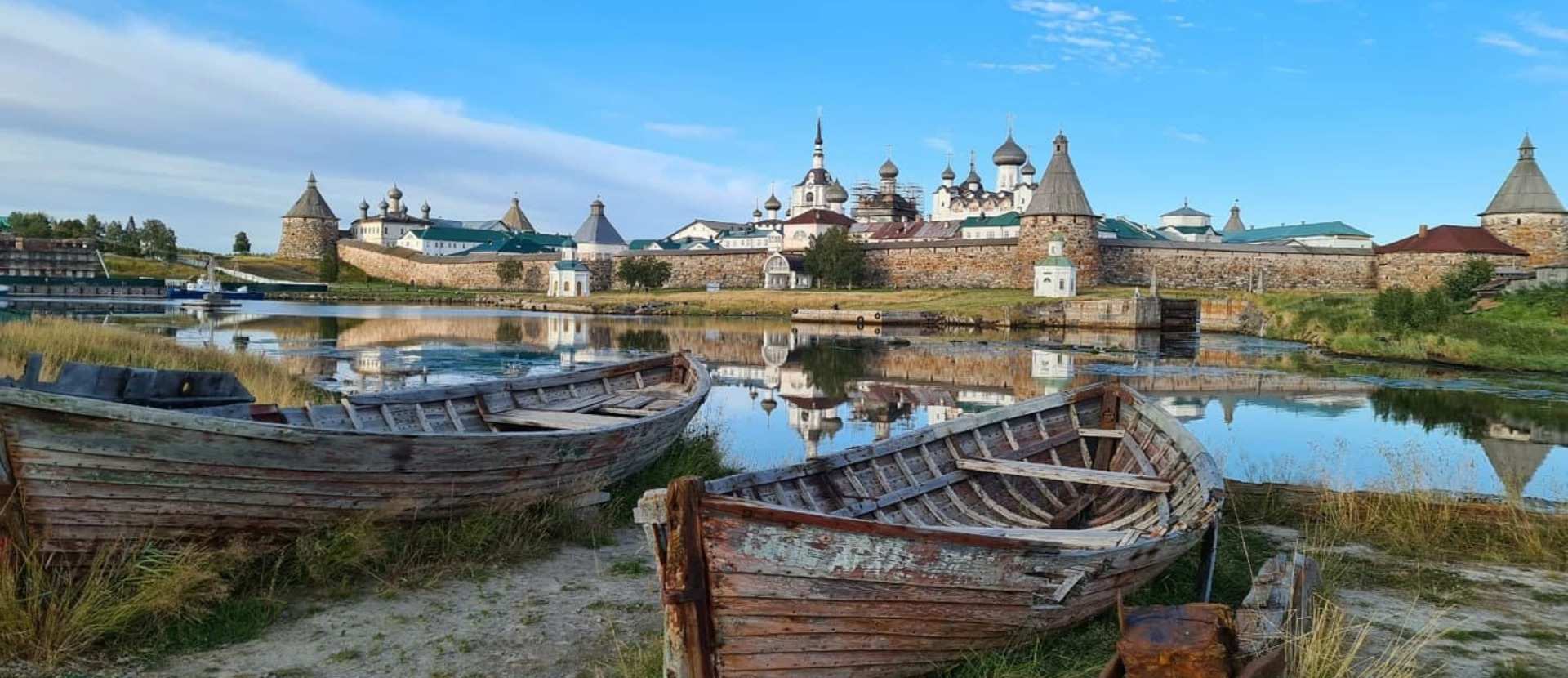 Соловецкие острова туры из спб на теплоходе. Соловецкий архипелаг секир гора. Соловки монастырь. Соловецкие острова Архангельская область. Поселок Соловецкий Архангельская область.