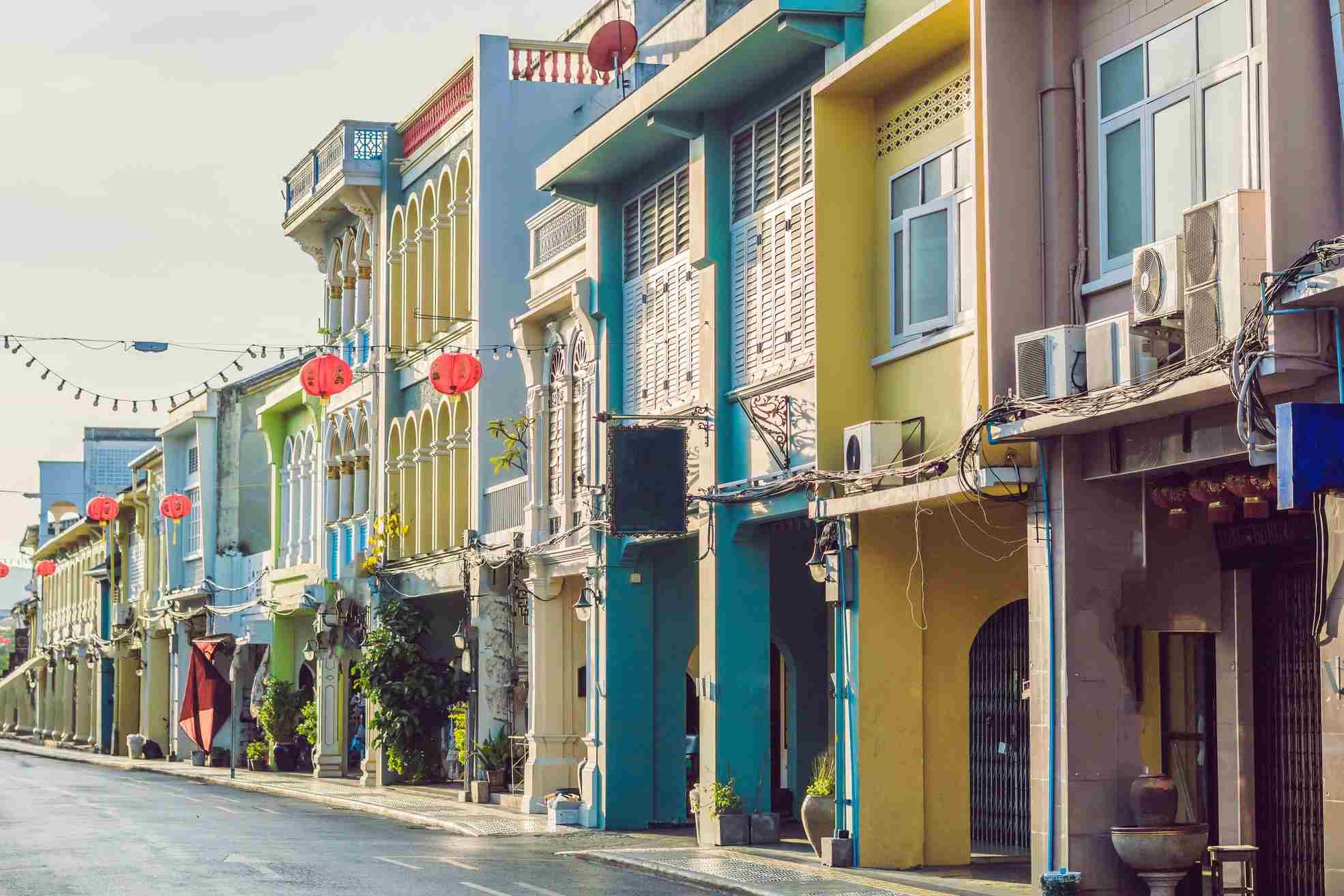 Phuket town. Пхукет Олд Таун фото. Улицы soi Romani и Thalang Road.