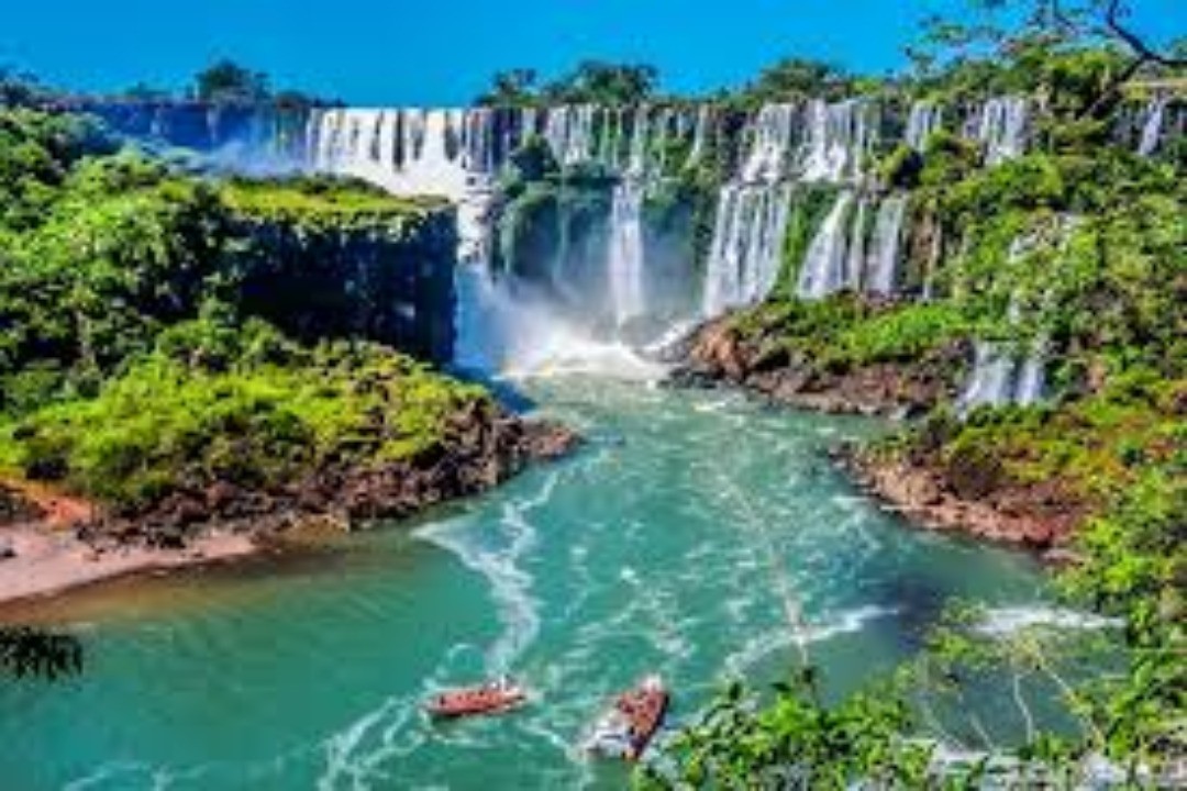 Бразилия природный мир. Водопады Игуасу Аргентина. Водопад Игуасу в Южной Америке. Парк Игуасу Бразилия. Водопад Бразилия и Аргентина.