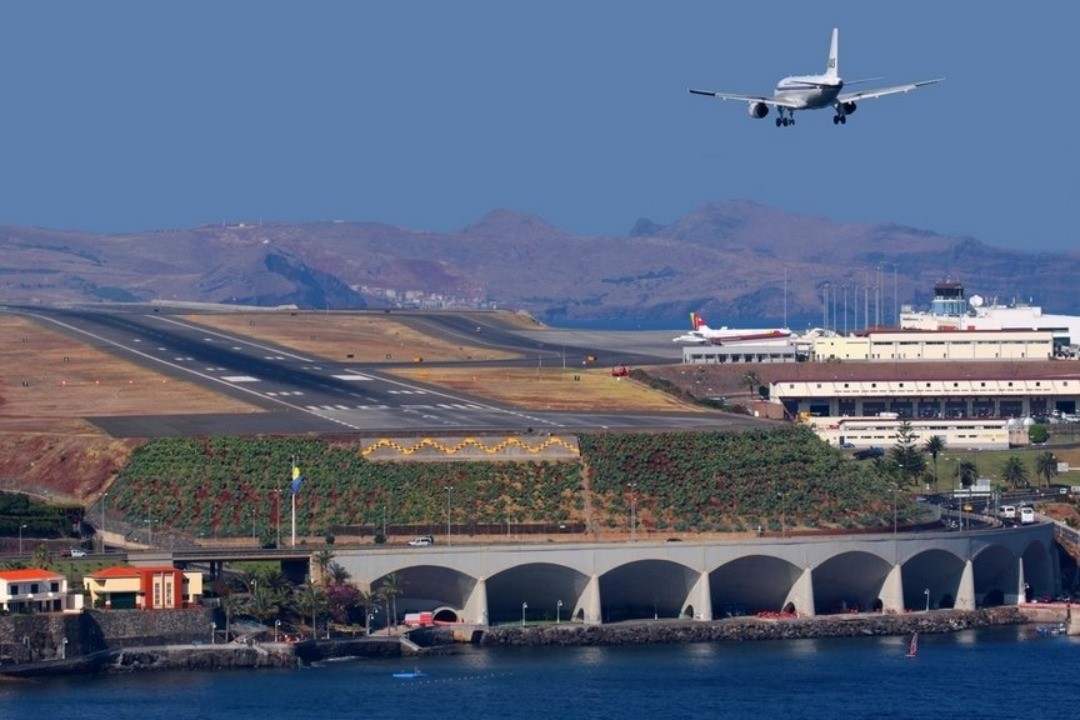 Азорские острова аэропорт. Аэропорт Мадейра Португалия. Аэропорт Funchal Мадейра Португалия. Аэропорт на острове Мадейра в Португалии.