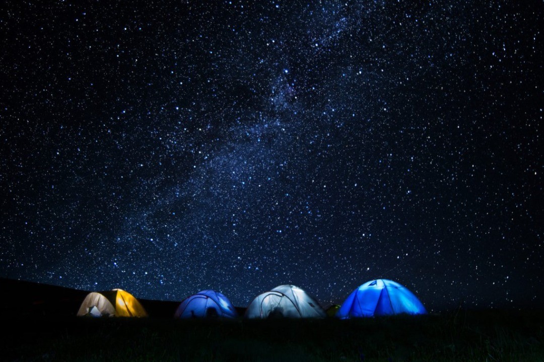 Туры звездное небо. Звездное небо. Ночное небо. Палатка под звездным небом. Звездное небо в Крыму.